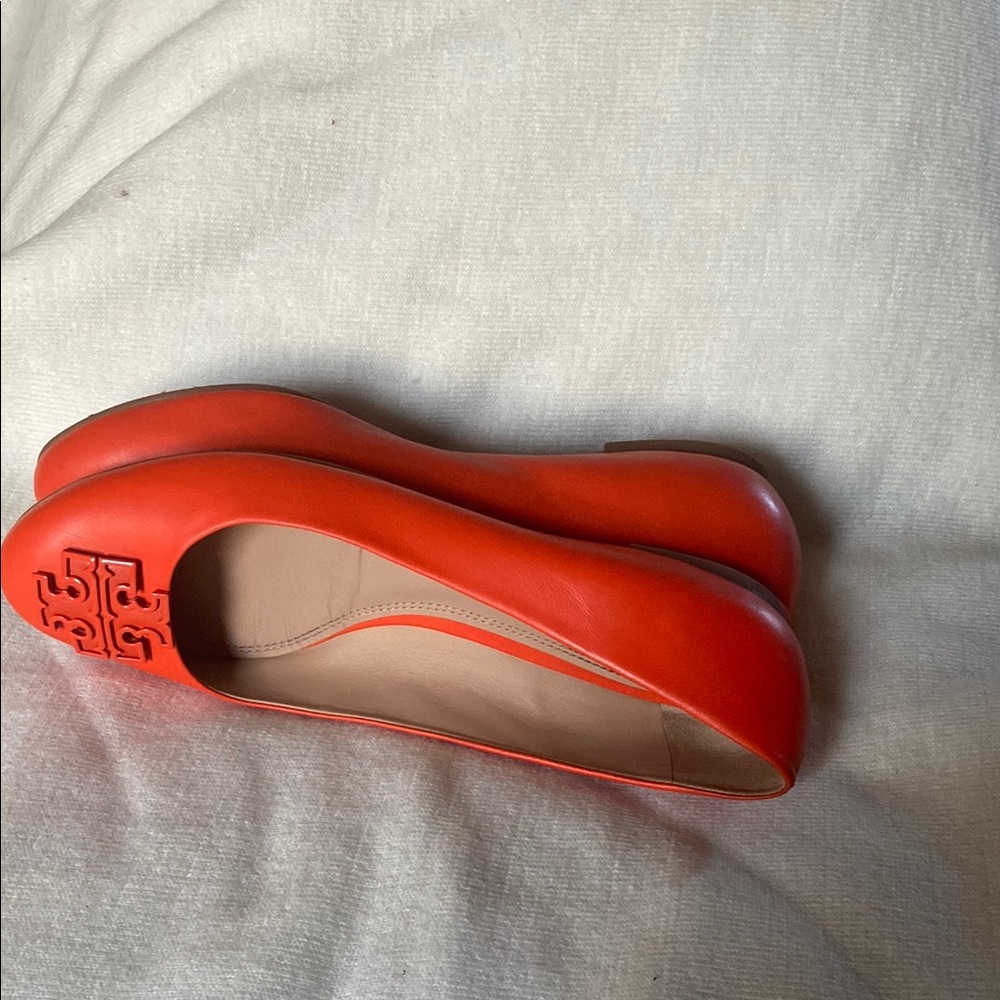 Tory Burch Orange Flats with Signature Logo - Picture 6 of 7